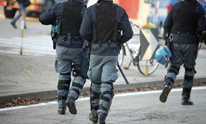 Police Raiding warehouse_ChiccoDodiFC Police Raiding warehouse_ChiccoDodiFC