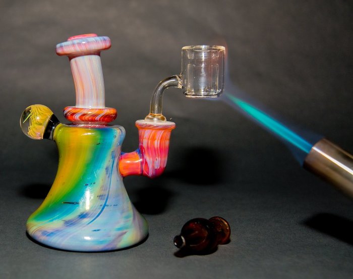 Dab Rig vs. Bong Get Stoned the Right Way Leafbuyer